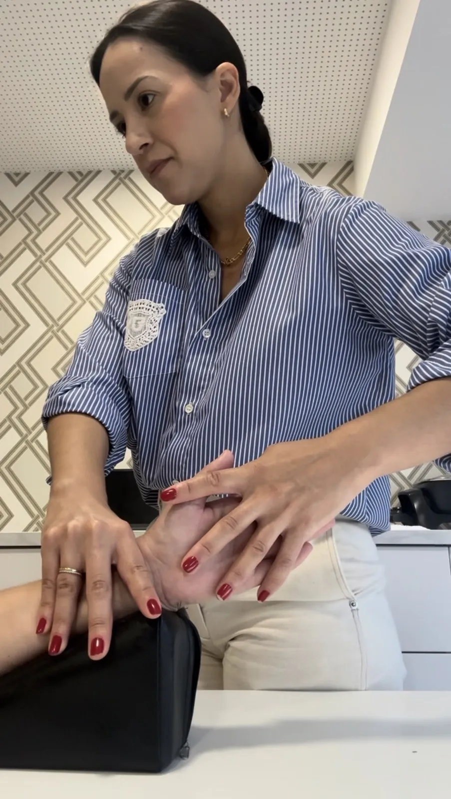 Raquel Fernandes durante uma sessão, a mobilizar o punho de uma pessoa